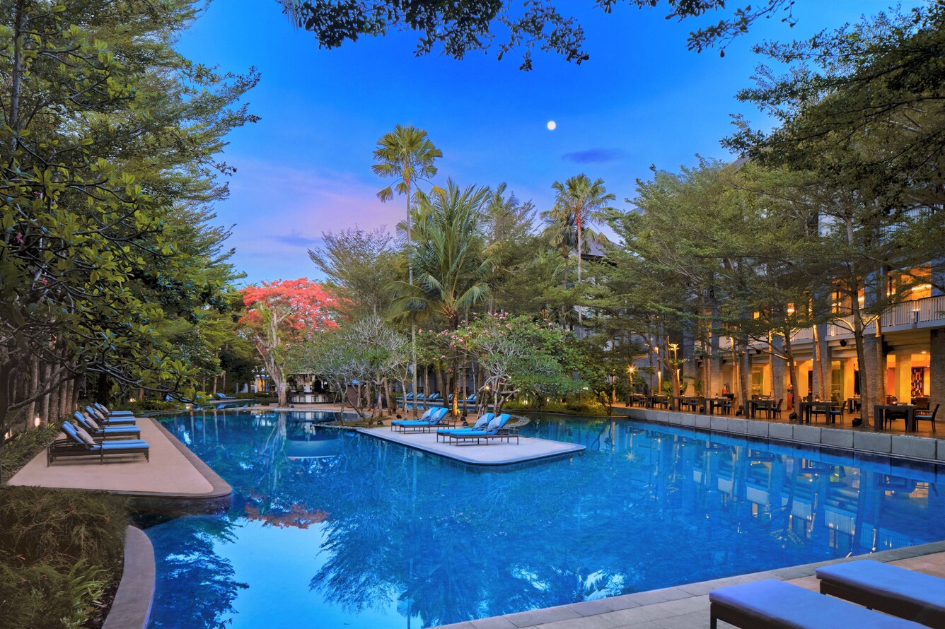 Lagoon-Style Outdoor Pool