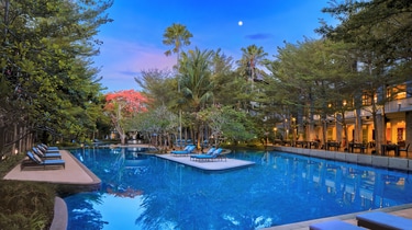 Lagoon-Style Outdoor Pool
