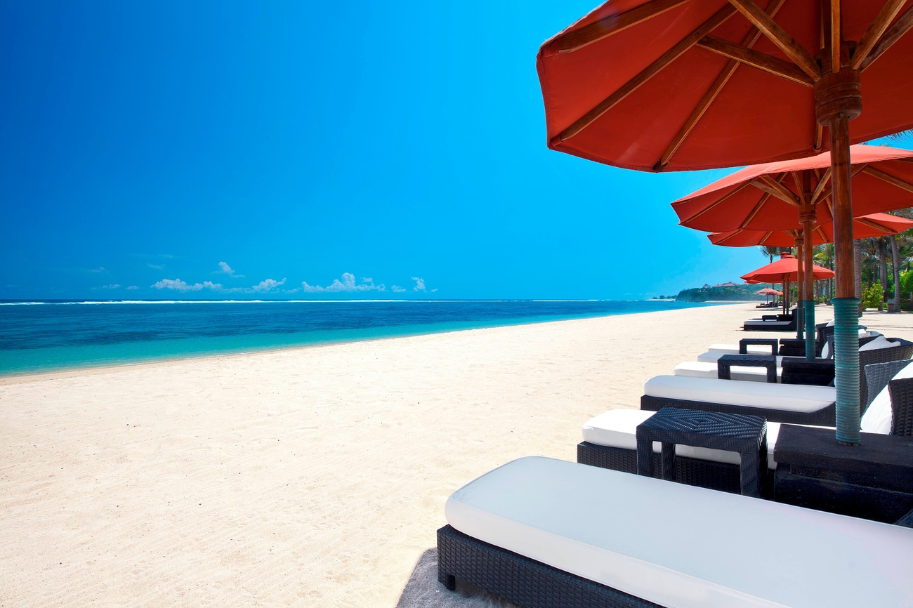 巴厘岛瑞吉度假酒店的洁白沙滩