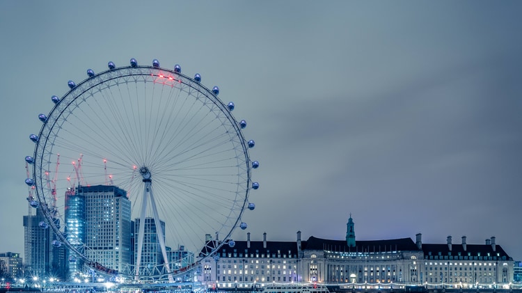 泰晤士河夜景，摩天轮和伦敦威斯敏斯特酒店坐落在河边。