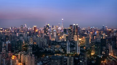 暮色中的城市天际线与灯火璀璨的高楼