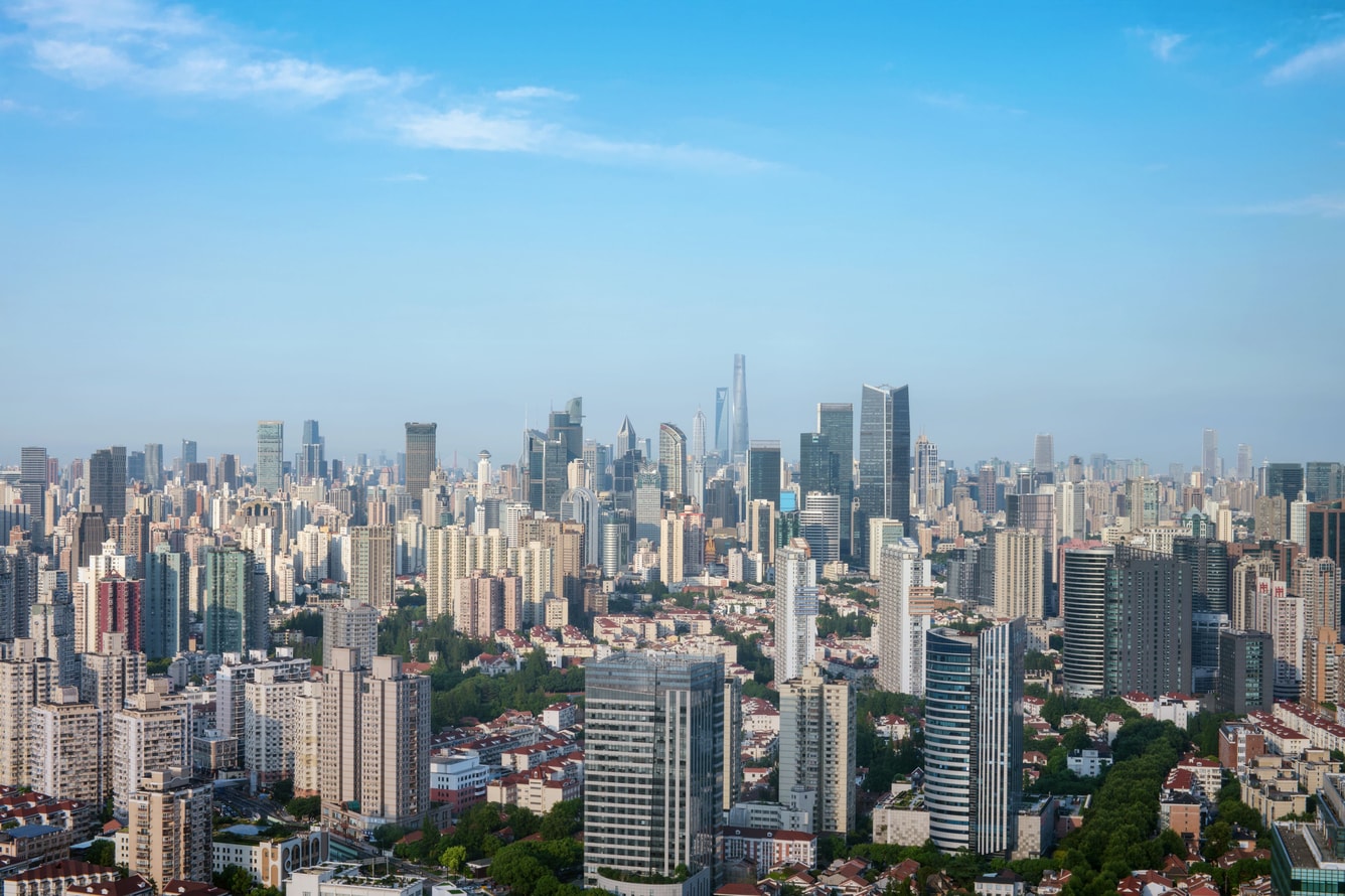 日间高楼林立的城市天际线