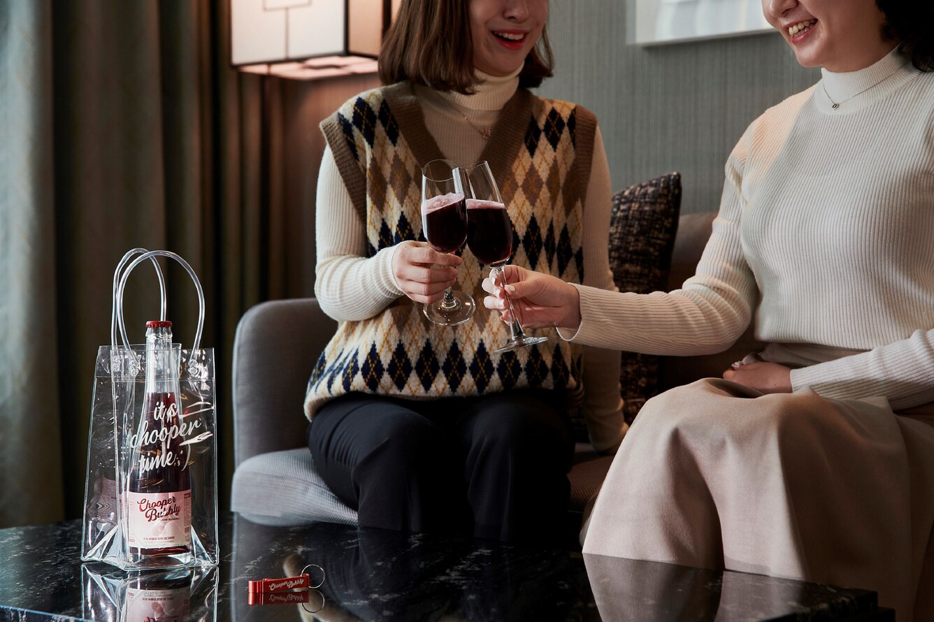 几位女士一同品酒