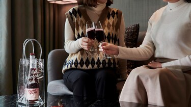 几位女士一同品酒