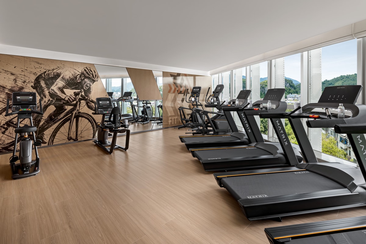 现代酒店健身房，配备健身器材