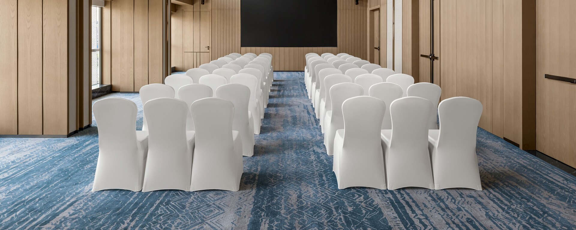 剧院式布局会议室，可举办研讨会
