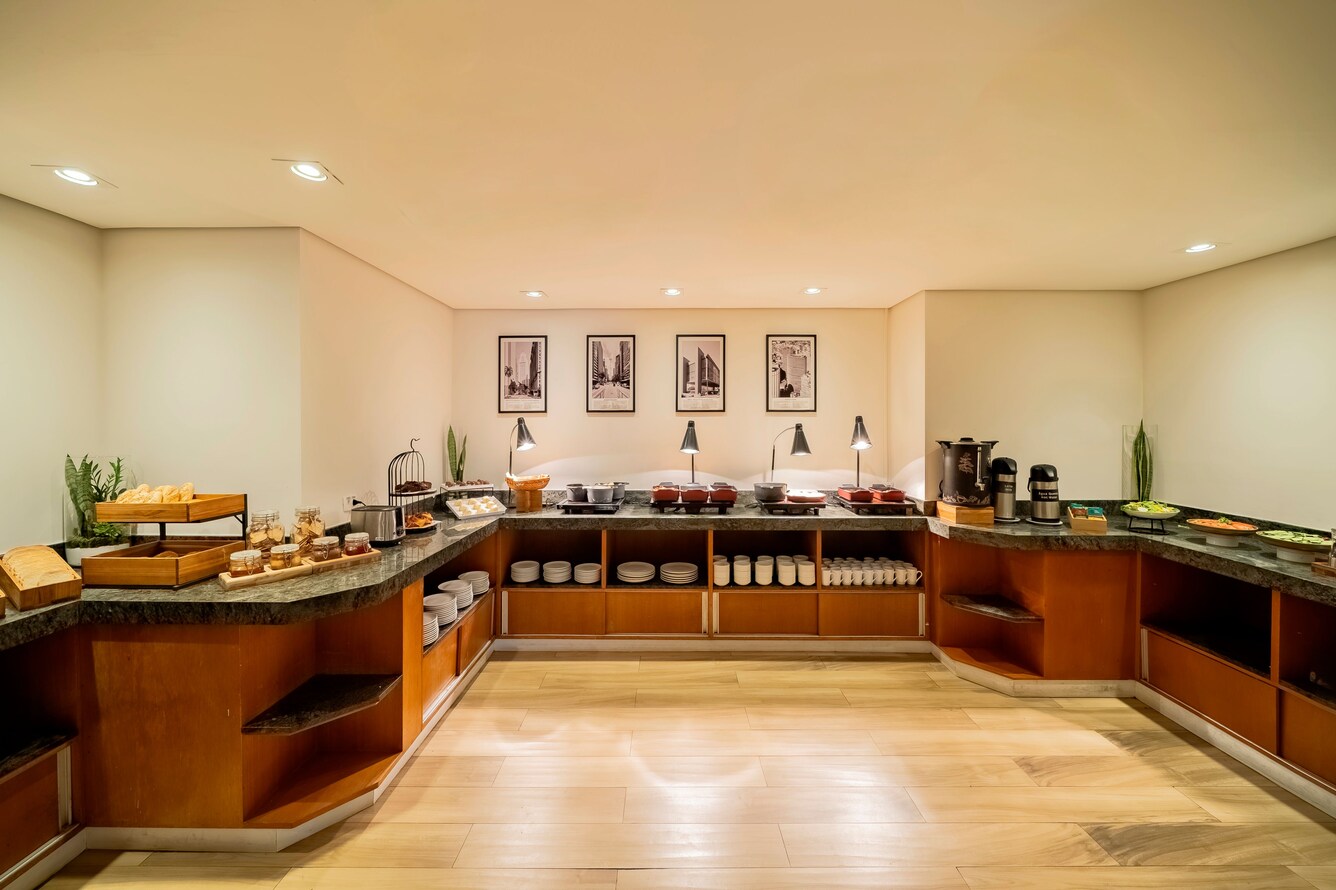 提供热餐与咖啡的早餐自助台