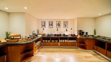 提供热餐与咖啡的早餐自助台