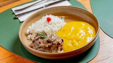 盛放米饭、肉类的餐盘，搭配黄色奶油酱汁