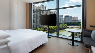 套房卧室、电视、景观