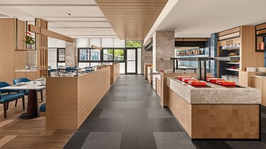 配有餐桌座位的餐厅自助区