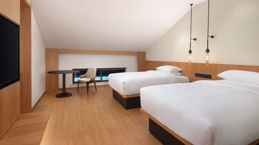 双人床、桌椅和电视