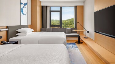 带沙发、电视的双床房和窗外景致