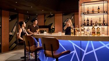 调酒师在Riley's酒吧调制鸡尾酒