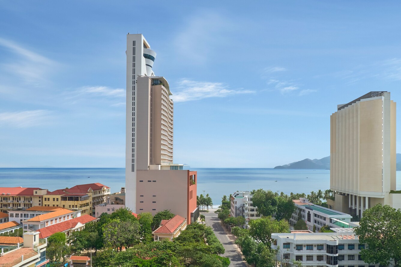 从行政套房眺望城市天际线与海景