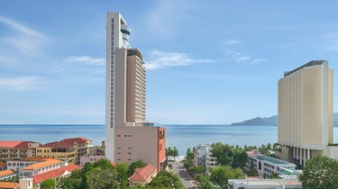 从行政套房眺望城市天际线与海景