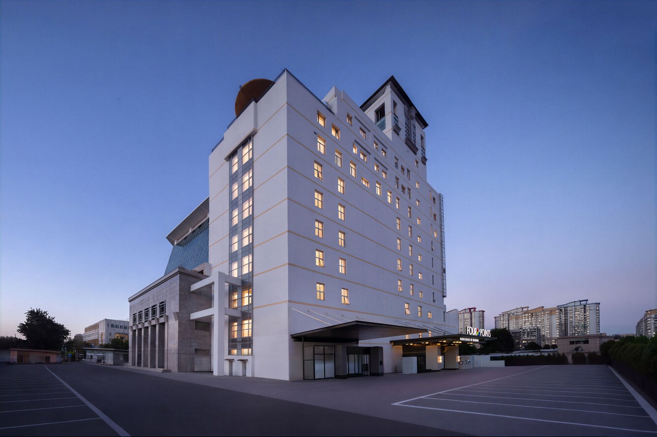 黄昏时分的酒店建筑外观