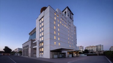 黄昏时分的酒店建筑外观