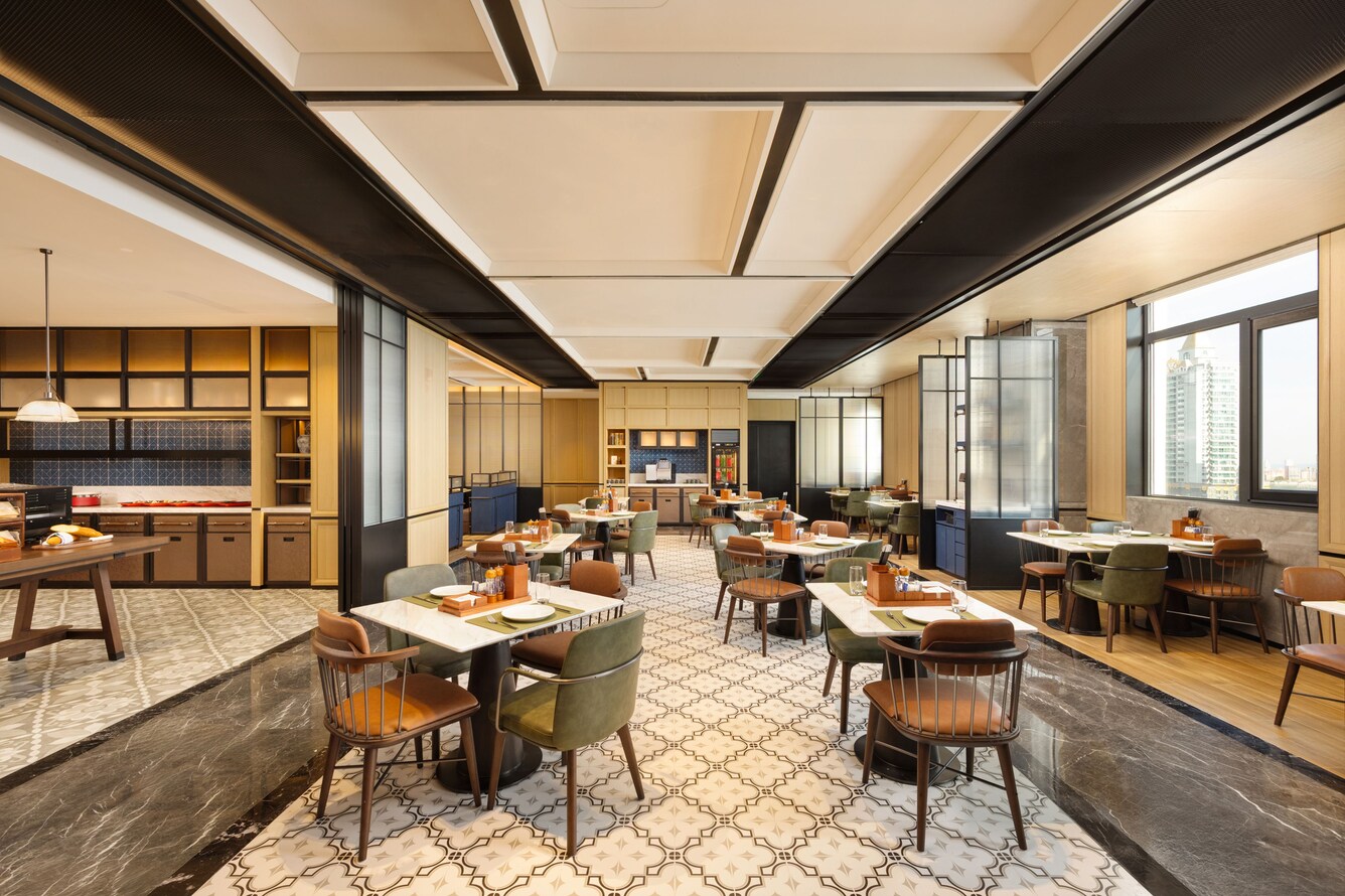 带桌椅的餐厅用餐区
