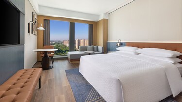 带沙发、桌子和城景的特大床