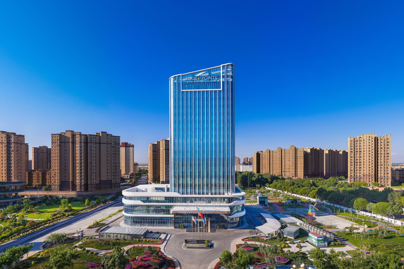 园林景观与高楼相衬的酒店外观