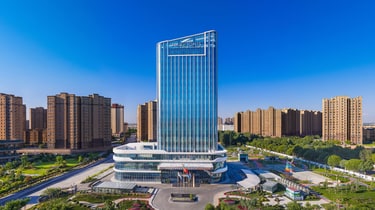 园林景观与高楼相衬的酒店外观