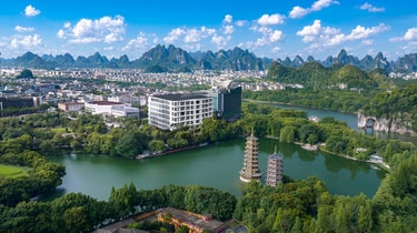 湖泊与宝塔相伴的酒店鸟瞰图
