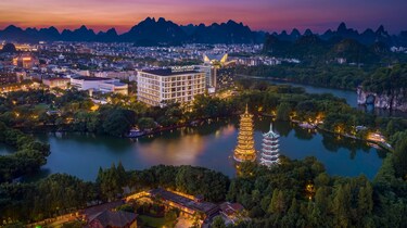 湖泊与宝塔相伴的酒店鸟瞰图