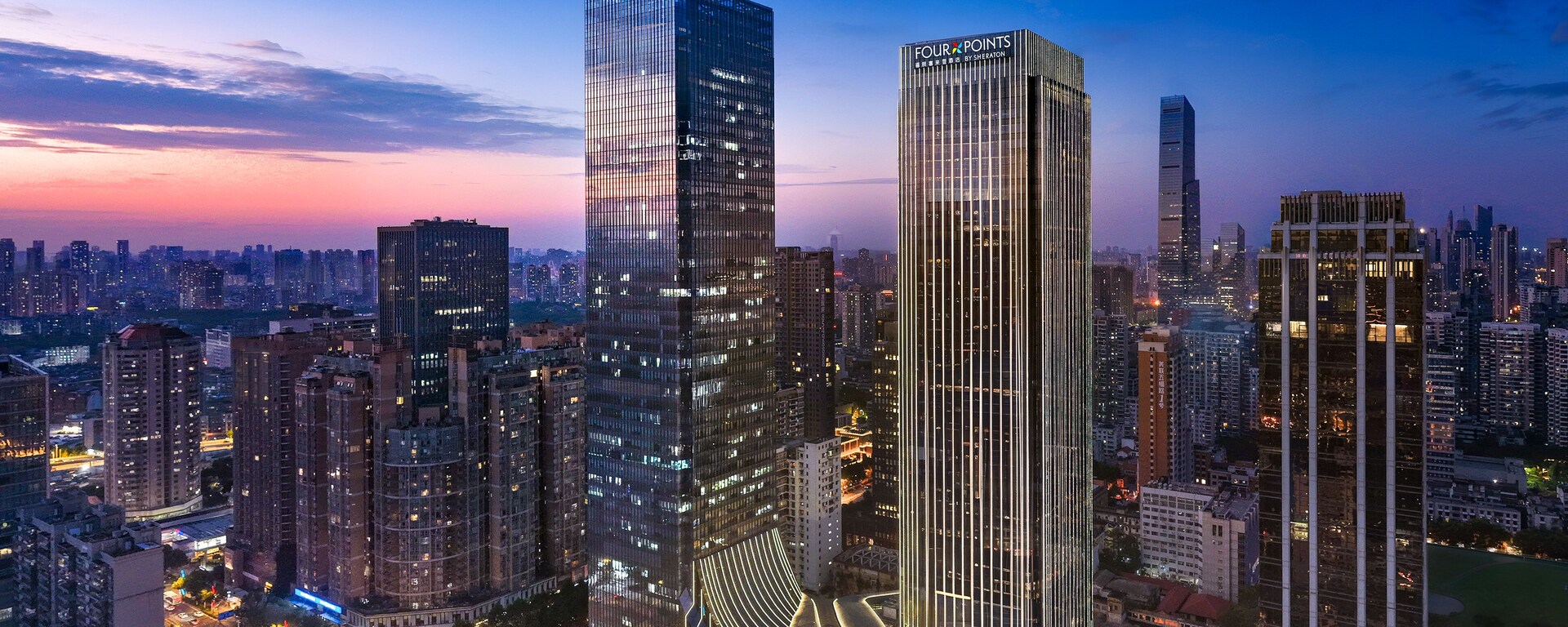 城市夜景中的高楼