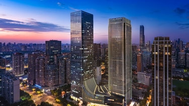 城市夜景中的高楼