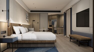 特大床、桌椅、沙发、桌子、电视