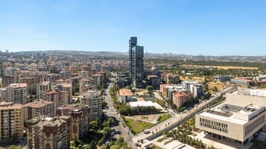 城市鸟瞰景观，玻璃双子塔高耸入云