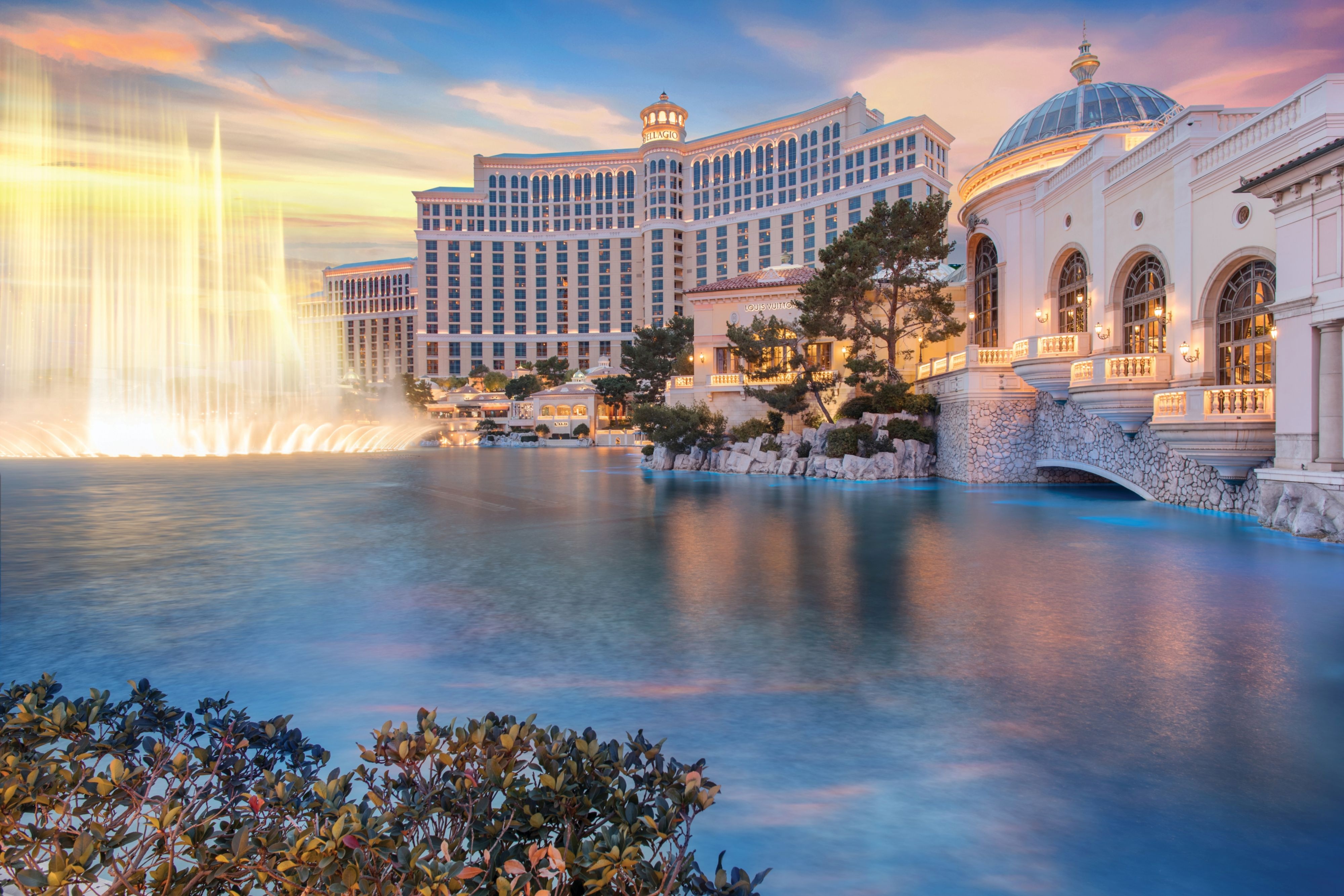Fountains, Bellagio building, lake