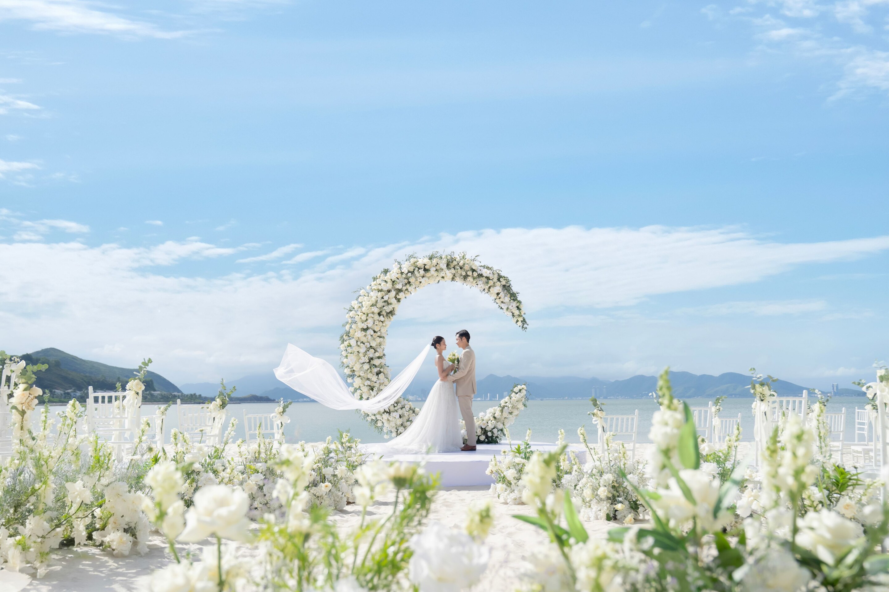 在沙滩上漫步的新婚夫妇