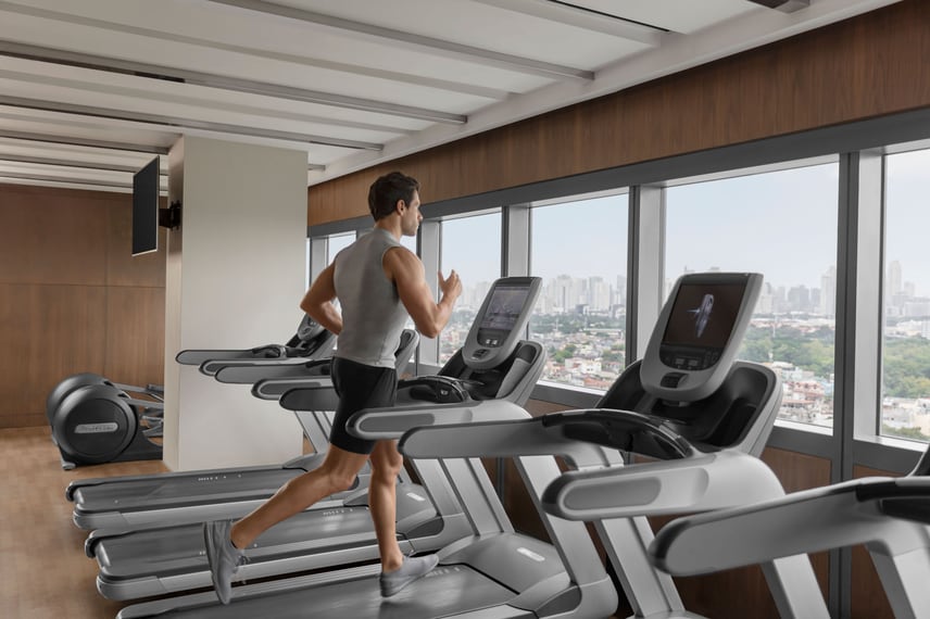 在健身房尽情畅跑，保持充沛活力