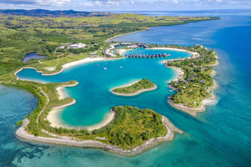 附近设有陆地和水上活动项目的斐济莫米湾万豪度假酒店  