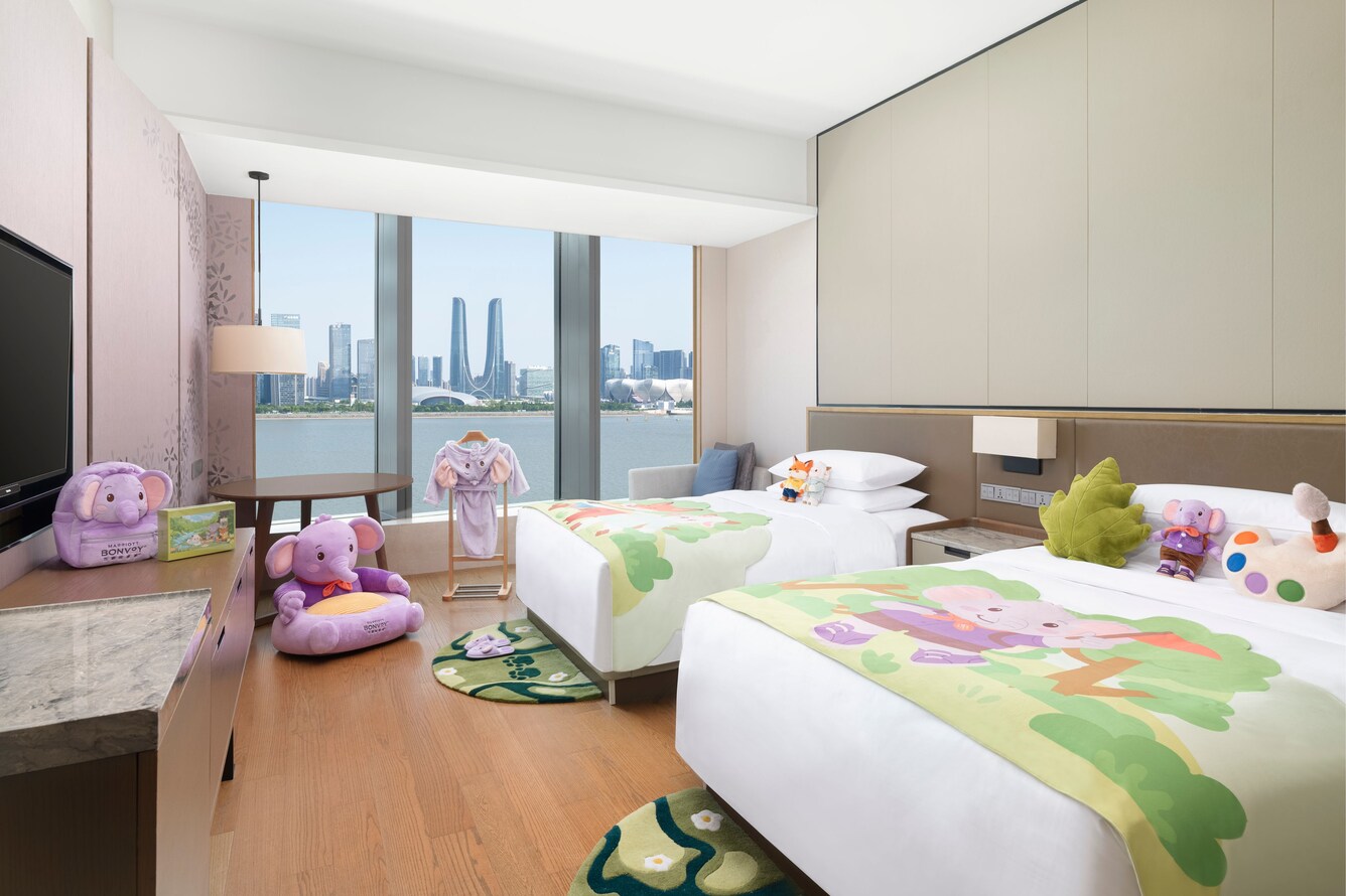 Twin guest room with city and water views