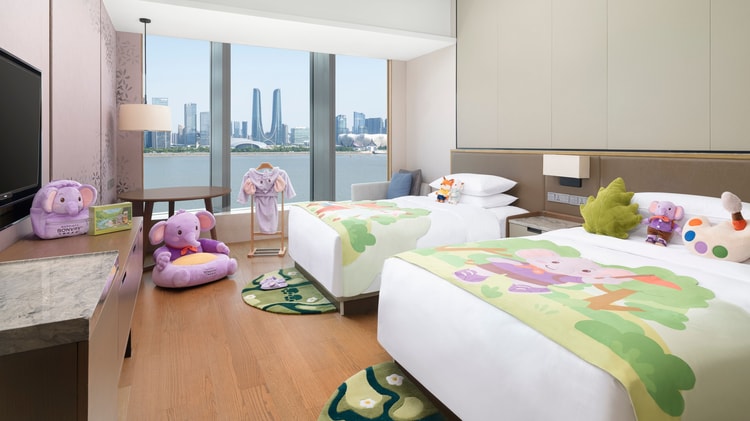 Twin guest room with city and water views