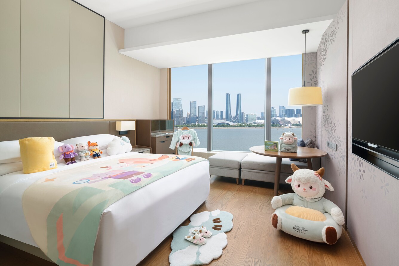 Family Guest Room, River View, 1 King Bed