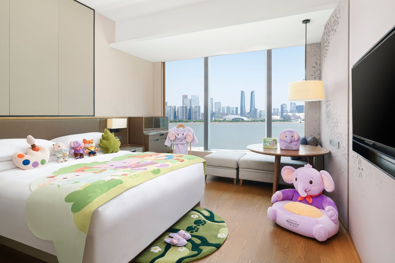 Family Guest Room, River View, 1 King Bed