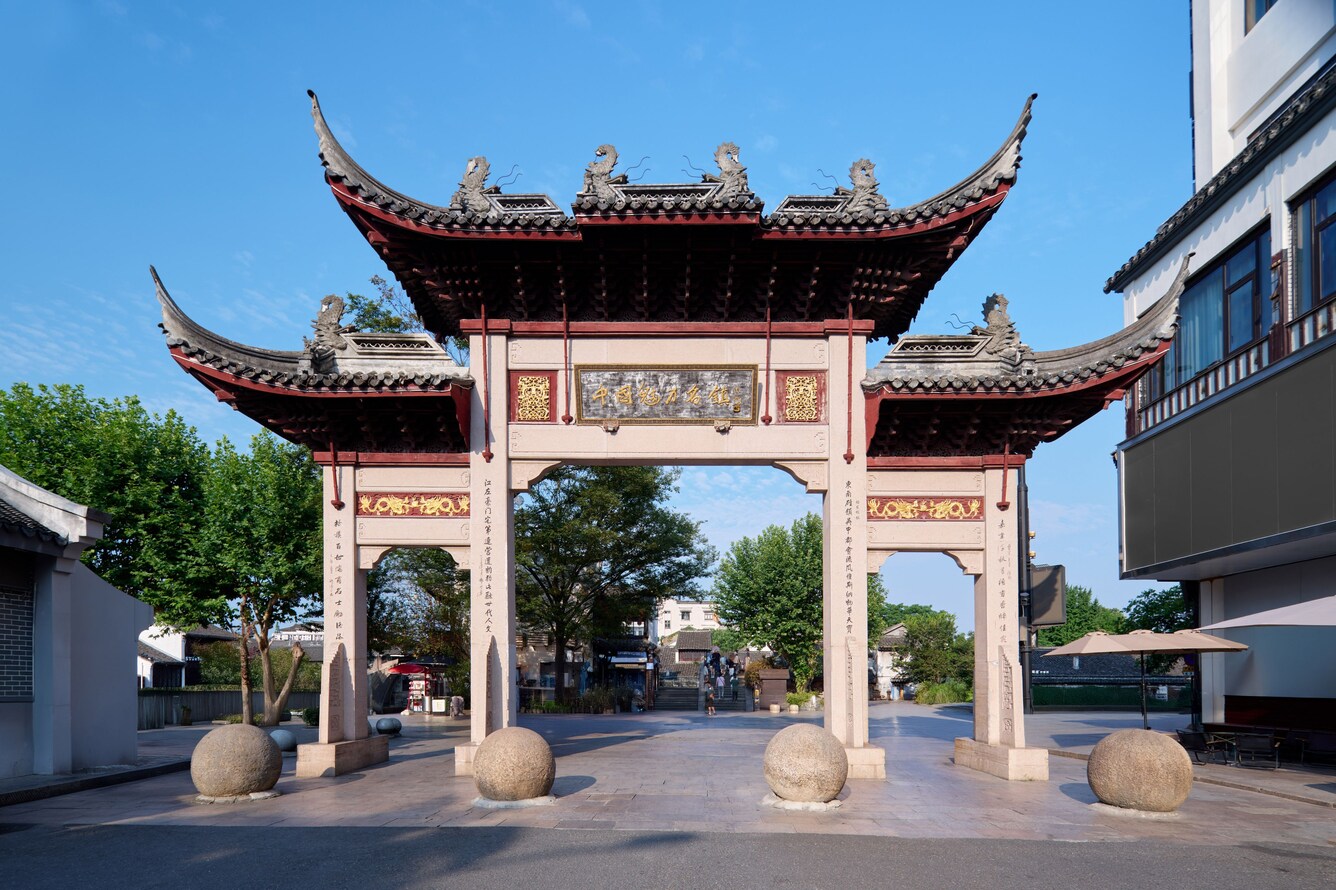 传统中式大门和石质基座