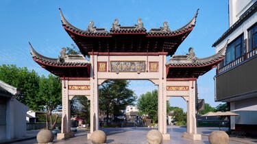 传统中式大门和石质基座
