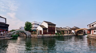 建有石桥的滨水村落