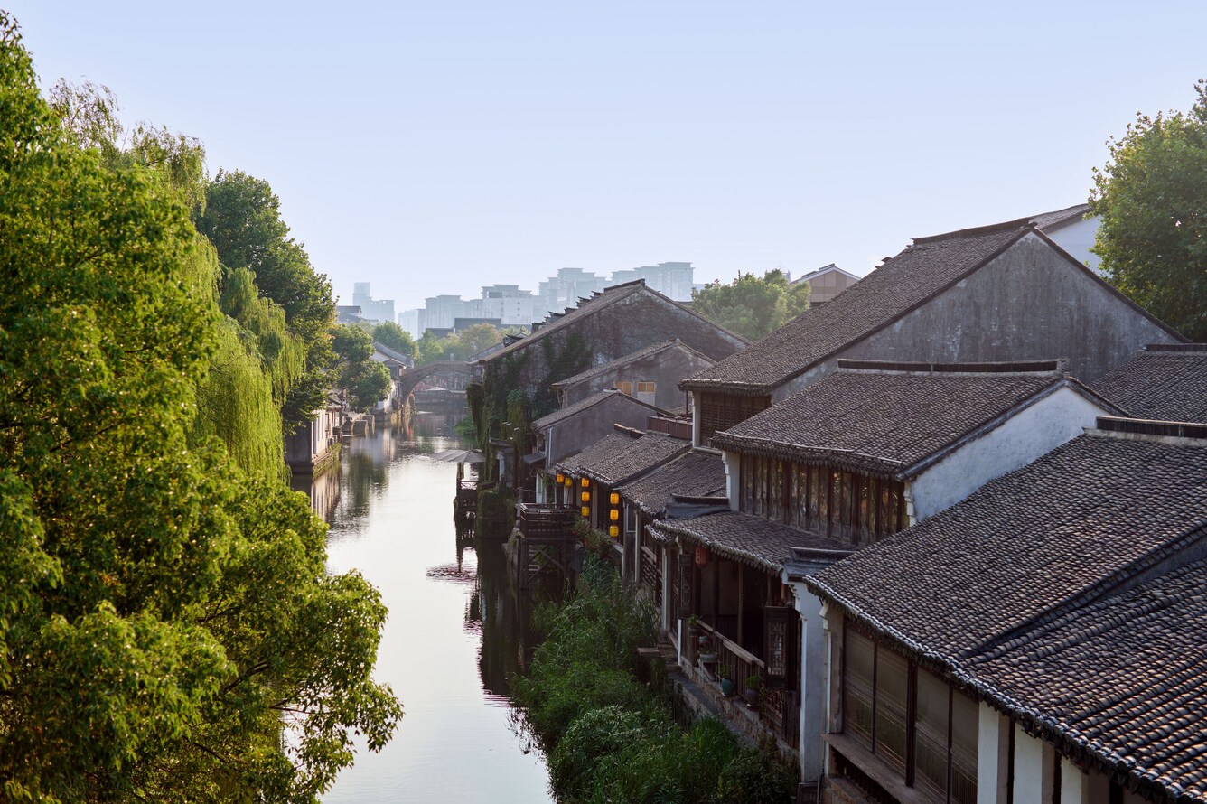 沿岸有传统建筑的滨水运河