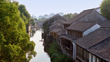 沿岸有传统建筑的滨水运河