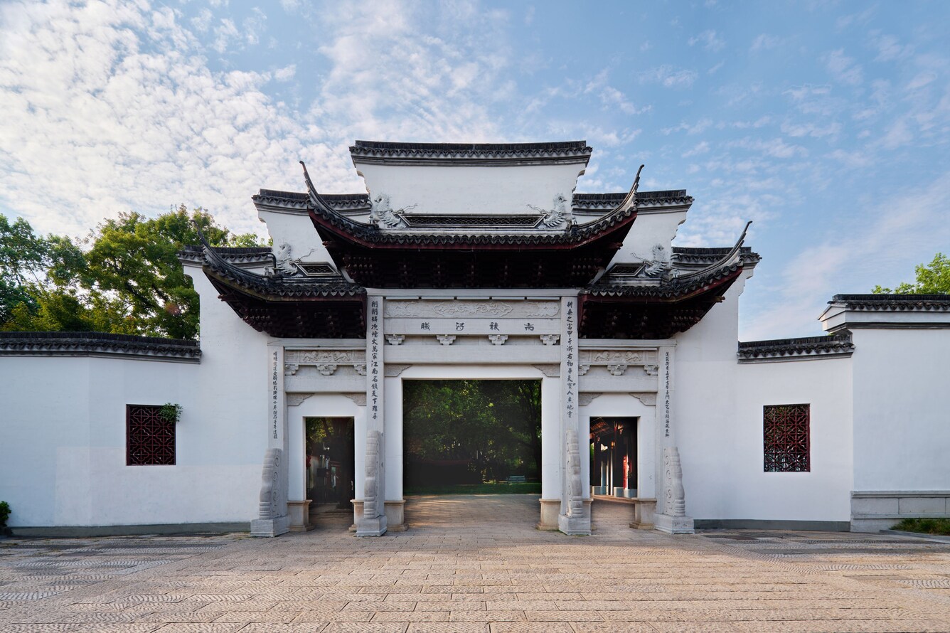传统中式大门和石板路