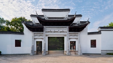 传统中式大门和石板路