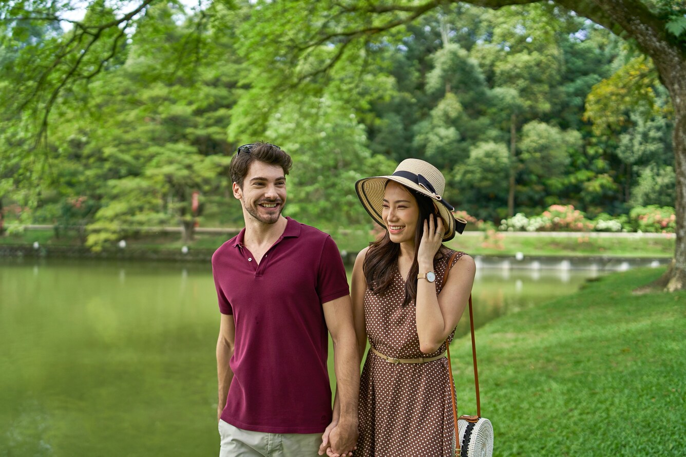 情侣在公园漫步