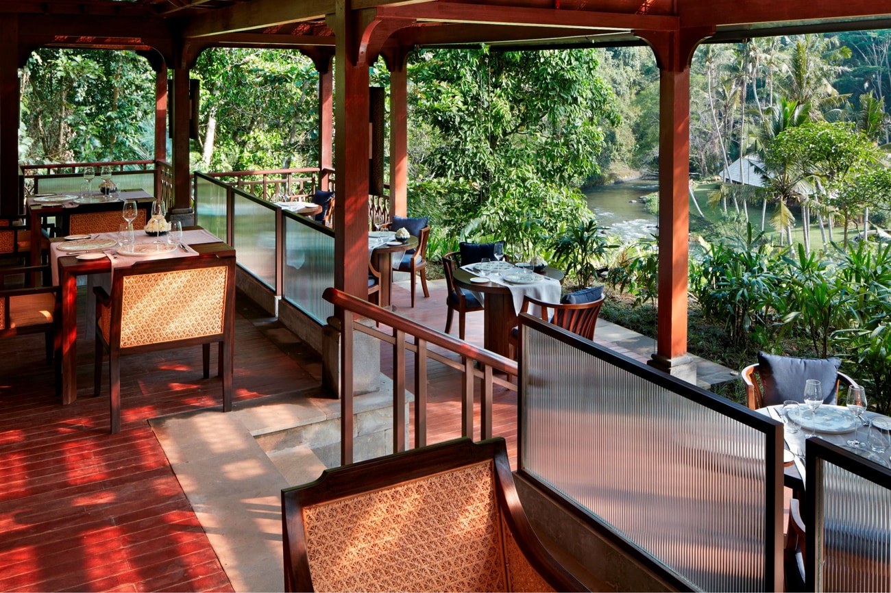 室外露台上摆放着双人餐桌，可俯瞰阿永河和雨林景观