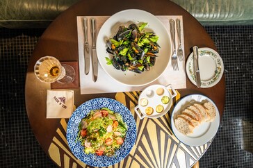 Fresh mussels and side dishes on Sel & Miel table